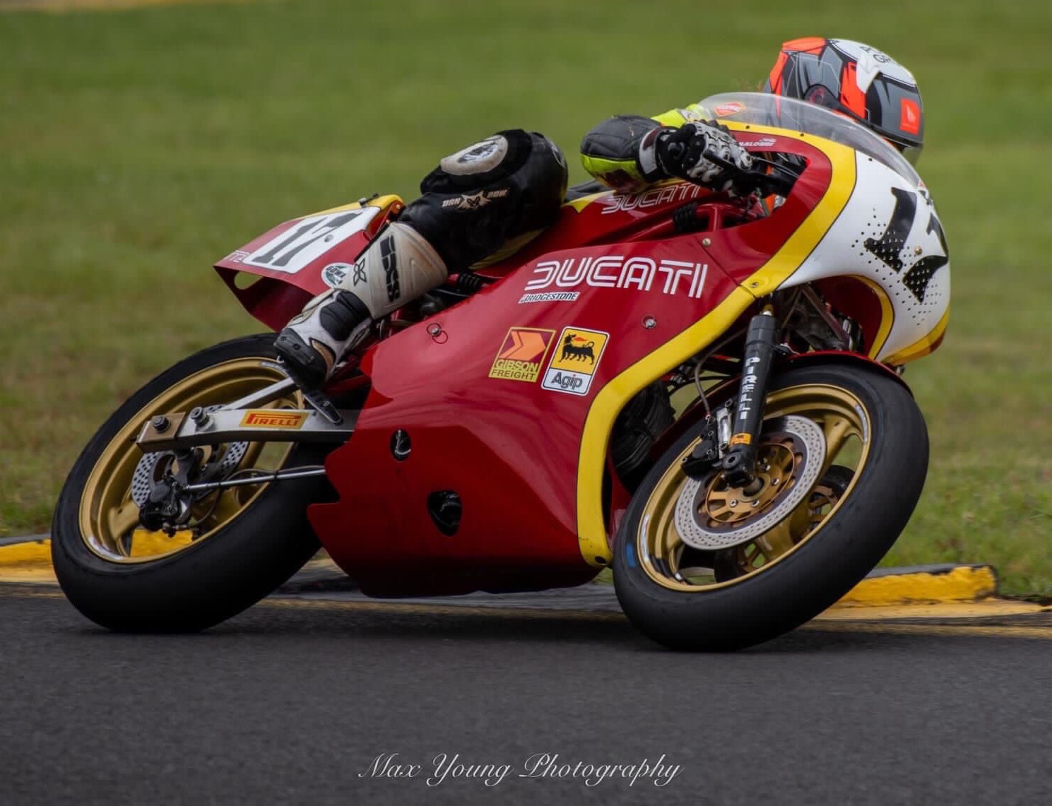MICHAEL BERTI PROTAGONISTA INDISCUTIDO EN LAS CARRERAS AUSTRALIANAS DE MOTOS CLÁSICAS (Foto Max Young)