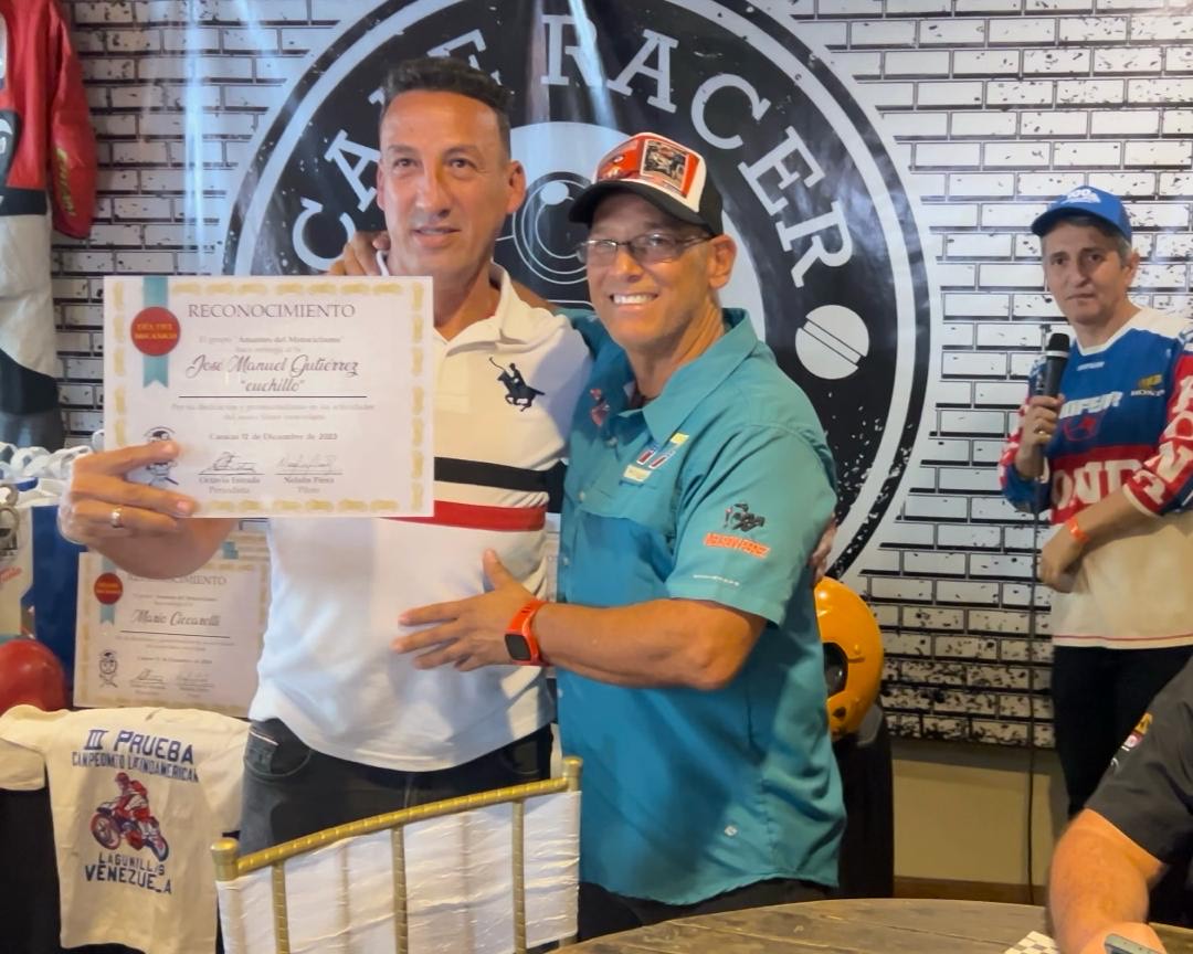 JOSÉ MANUEL GUTIÉRREZ RECIBE SU RECONOCIMIENTO DE MANOS DE NELSON PÉREZ