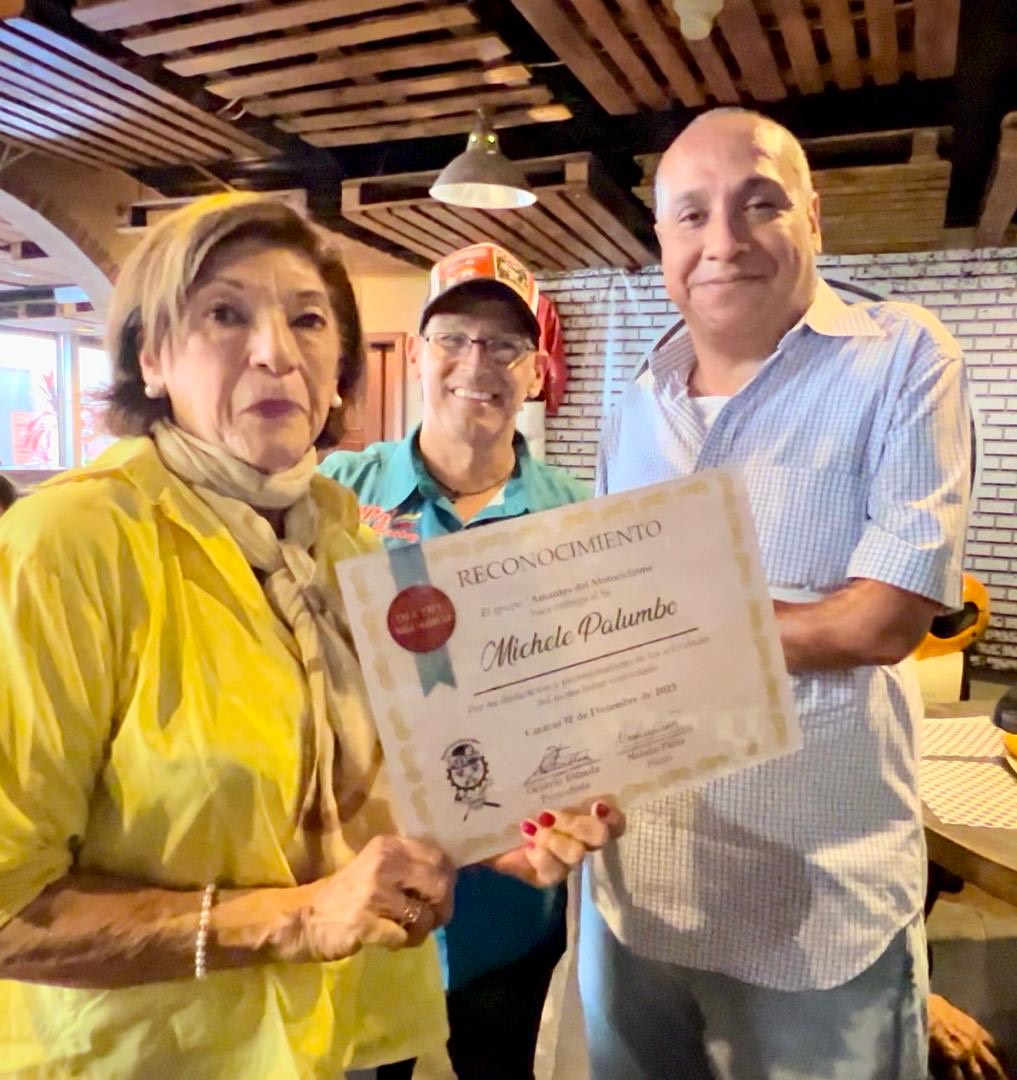 LA FAMILIA DE MICHELINO PALUMBO RECIBE EL RECONOCIMIENTO POR EL DÍA DEL MECÁNICO DE LA MOTO
