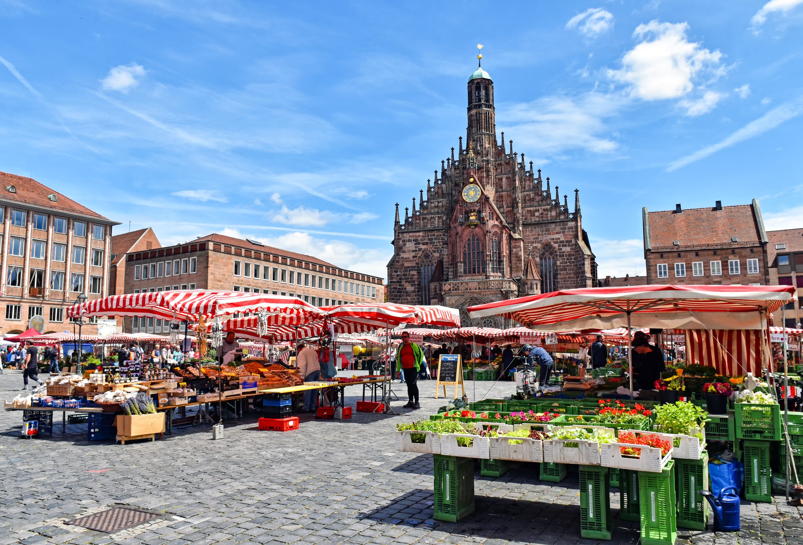 Nuremberg, Germany   : Market stalls on the market square of the Franconian city of Nuremberg in Germany