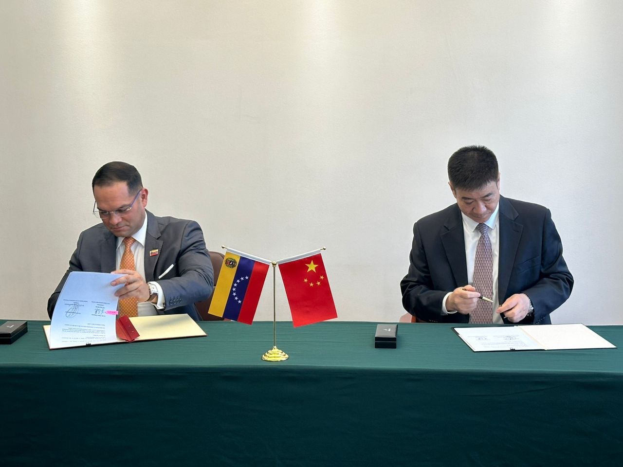 Venezuela y China firman acuerdos para vuelos comerciales