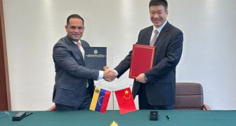 Venezuela y China firman acuerdos para vuelos comerciales