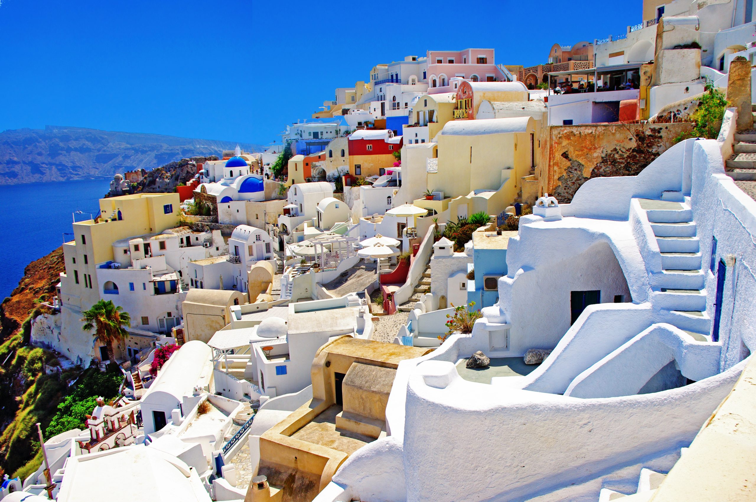 Santorini es una de las islas Cícladas en el mar Egeo. Fue devastada por una erupción volcánica en el siglo XVI a. C., que dio forma a su paisaje accidentado. Las casas cúbicas encaladas en sus 2 ciudades principales, Fira y Oia, se aferran a los acantilados sobre un cráter subterráneo. Estas tienen vista al mar, las pequeñas islas al oeste y las playas de piedras de lava blancas, rojas y negras.