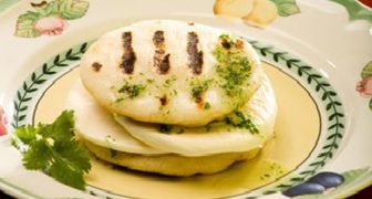 Arepas a la plancha rellenas con queso
