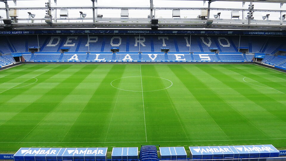 Estadio de fútbol Mendizorrotza desde los palcos del mismo.