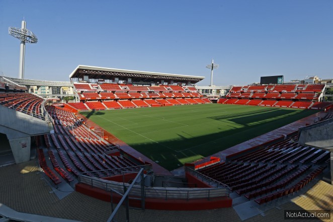 El Estadio Nuevo Los Cármenes es una instalación municipal donde juega como local el Granada Club de Fútbol.
